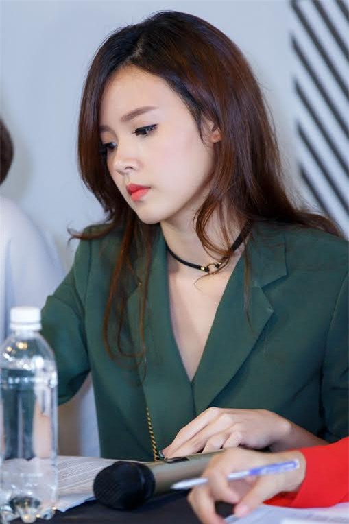 Bị Thuý Vi chê luộm thuộm khi đụng mặt, Midu đã tái xuất sang chảnh thế này!