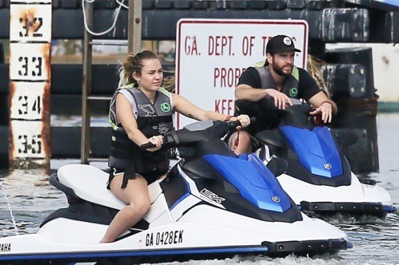 Miley Cyrus và Liam Hemsworth cùng đeo nhẫn đi hẹn hò giữa tin đồn đã bí mật tổ chức đám cưới Miley Cyrus và Liam Hemsworth cùng đeo nhẫn đi hẹn hò giữa tin đồn đã bí mật tổ chức đám cưới