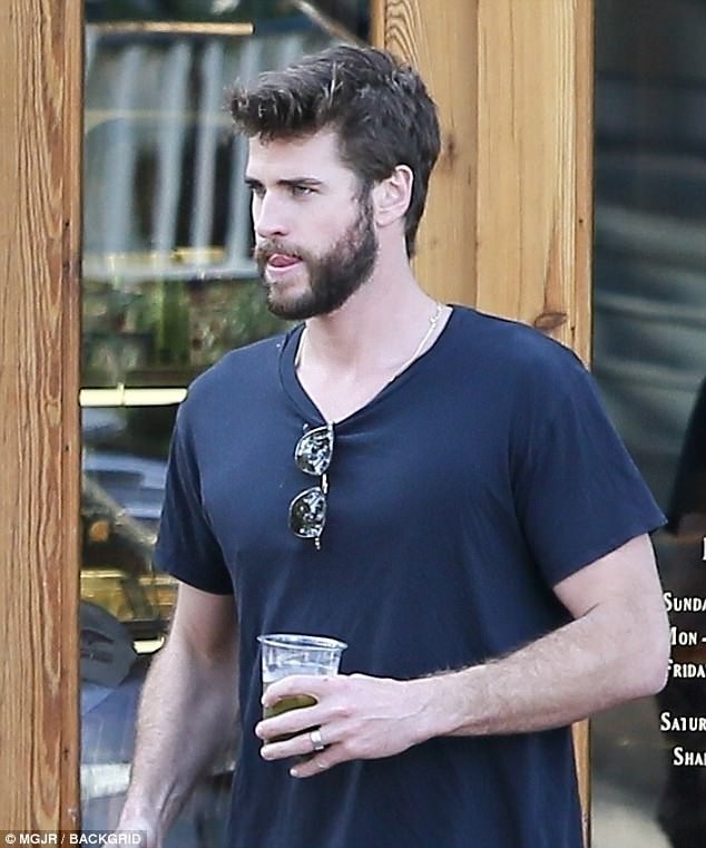 Miley Cyrus và Liam Hemsworth cùng đeo nhẫn đi hẹn hò giữa tin đồn đã bí mật tổ chức đám cưới Miley Cyrus và Liam Hemsworth cùng đeo nhẫn đi hẹn hò giữa tin đồn đã bí mật tổ chức đám cưới