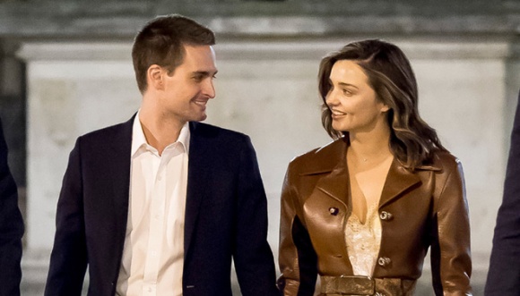 Miranda Kerr nổi xung trước tin đồn thất thiệt về công ty của chồng tỷ phú