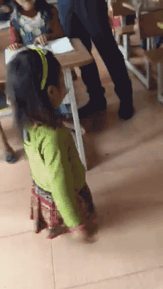 Cảm phục cô bé Sọ Dừa xinh xắn, cụt hai chân vẫn tung tăng đến lớp