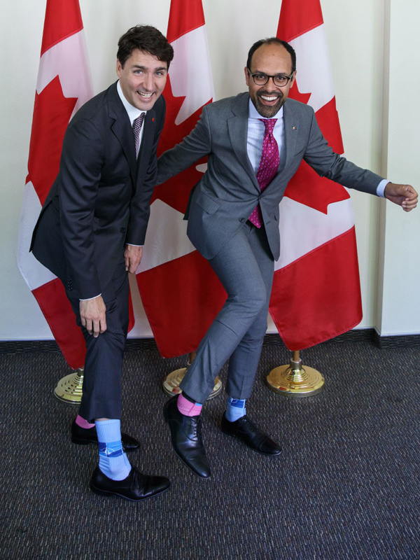 Thông điệp ngoại giao qua đôi tất của thủ tướng Canada