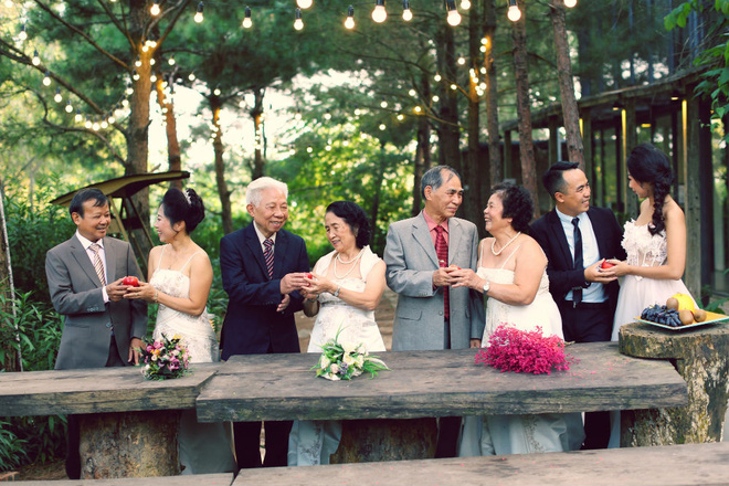 Cả Hà Nội mới có một gia đình “yêu tận tim”: Ông bà, thông gia cưới cùng cô dâu, chú rể vui như thế này!
