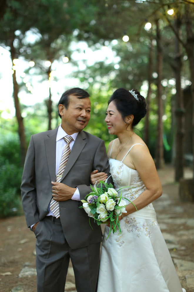 Cả Hà Nội mới có một gia đình “yêu tận tim”: Ông bà, thông gia cưới cùng cô dâu, chú rể vui như thế này!