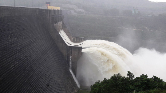 Lũ vừa rút lại có mưa lớn, Quảng Nam yêu cầu 4 thủy điện xả lũ