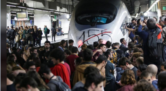 Tòa án Tây Ban Nha ra phán quyết, người Catalan giận dữ