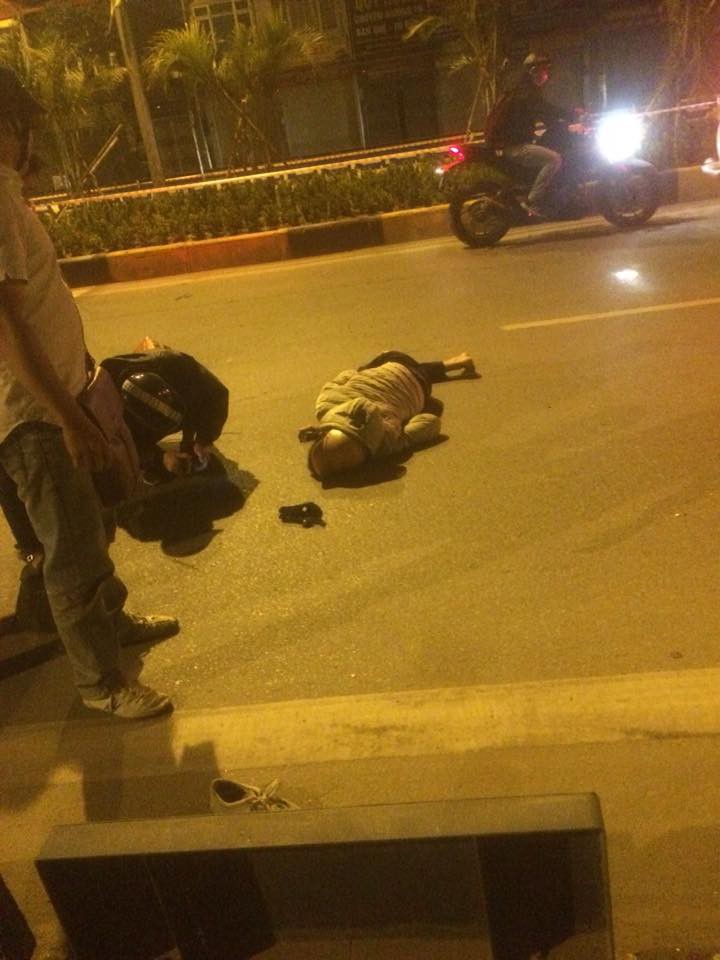 Hà Nội: Thanh niên bị thương nặng vì đi xe máy tốc độ bàn thờ rồi tự lao vào dải phân cách