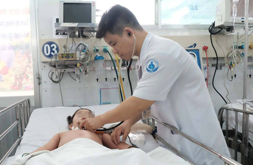 Mẹ tự cho con uống thuốc tiểu đường khiến bé gái hôn mê