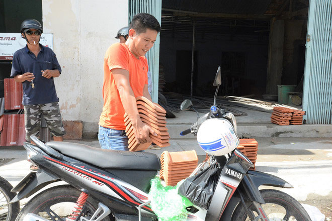 Sau bão số 12, gạch ngói ở Khánh Hòa tăng giá từng ngày