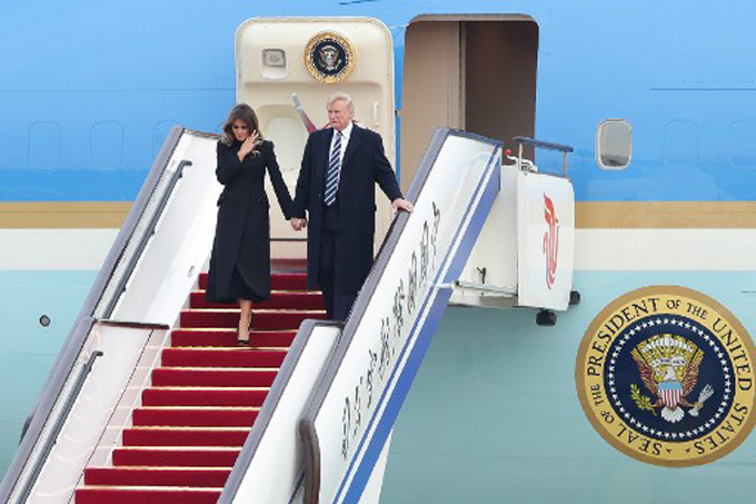 Vợ chồng Trump dắt tay nhau dạo Tử Cấm Thành