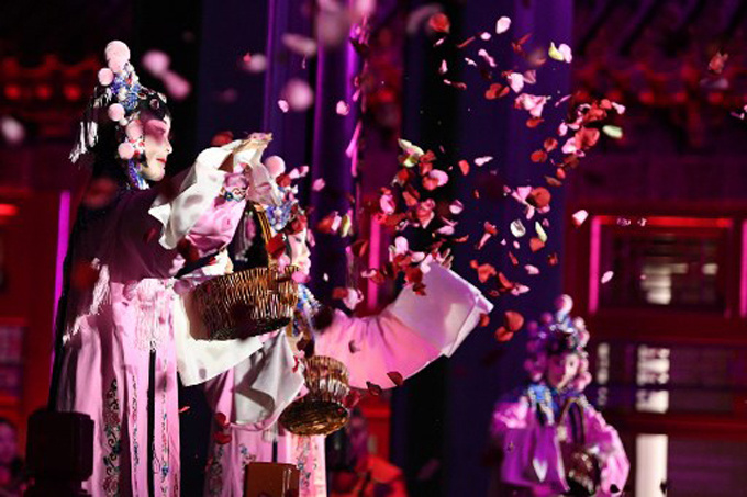 Vợ chồng Trump dắt tay nhau dạo Tử Cấm Thành