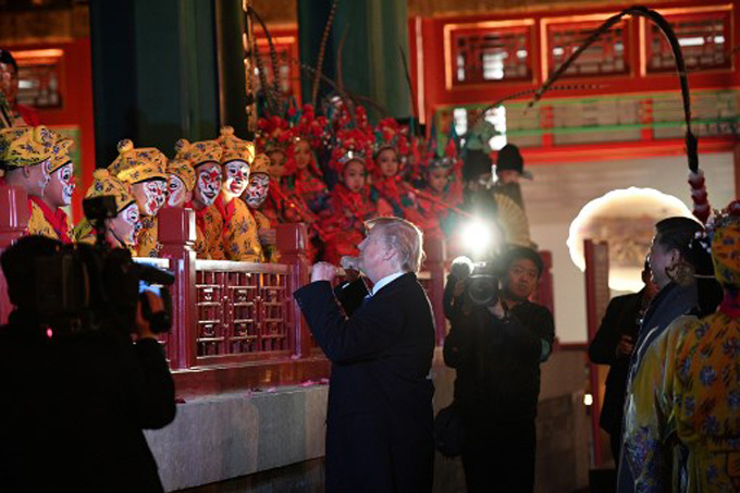 Vợ chồng Trump dắt tay nhau dạo Tử Cấm Thành