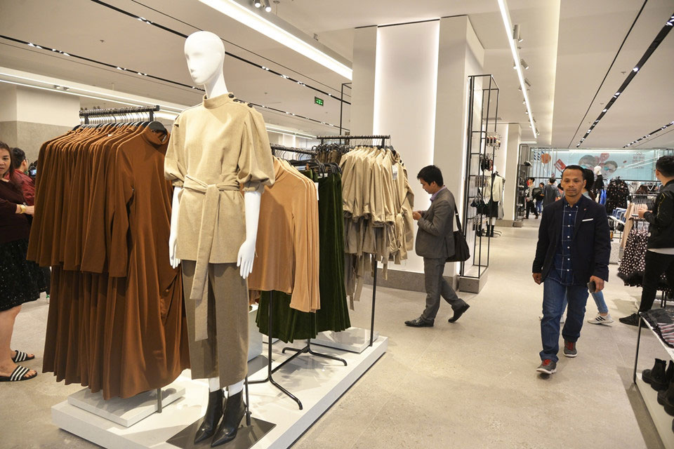 Khác Sài Gòn, cửa hàng Zara đầu tiên ở Hà Nội vắng vẻ sáng khai trương