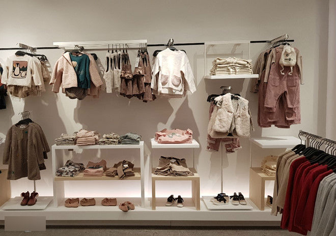 Zara Hà Nội đông khách đến khuya trong đêm đầu giảm giá 25%