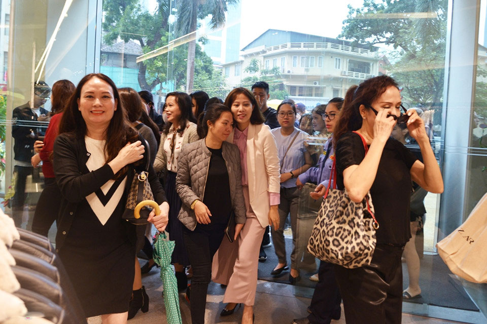 Khác Sài Gòn, cửa hàng Zara đầu tiên ở Hà Nội vắng vẻ sáng khai trương