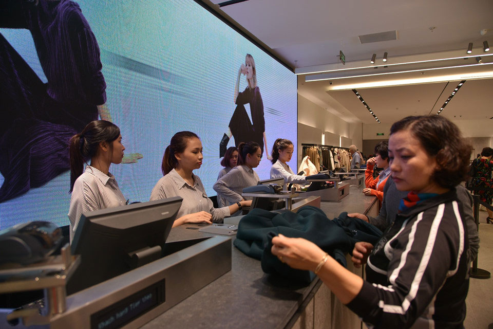 Khác Sài Gòn, cửa hàng Zara đầu tiên ở Hà Nội vắng vẻ sáng khai trương