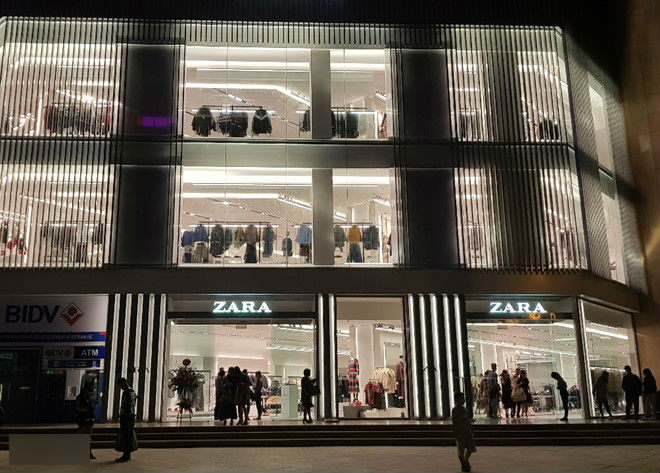 Zara Hà Nội đông khách đến khuya trong đêm đầu giảm giá 25%