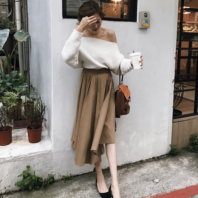 Trời se lạnh nhưng vẫn có nắng, còn gì hợp hơn là diện áo len trễ vai