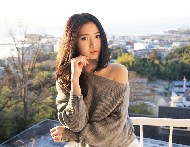 Trời se lạnh nhưng vẫn có nắng, còn gì hợp hơn là diện áo len trễ vai