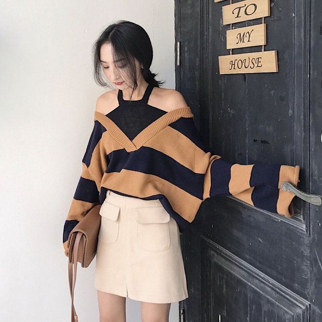 Trời se lạnh nhưng vẫn có nắng, còn gì hợp hơn là diện áo len trễ vai