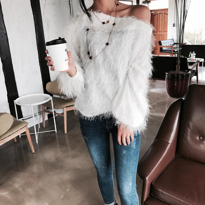 Trời se lạnh nhưng vẫn có nắng, còn gì hợp hơn là diện áo len trễ vai