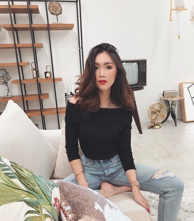 Trời se lạnh nhưng vẫn có nắng, còn gì hợp hơn là diện áo len trễ vai