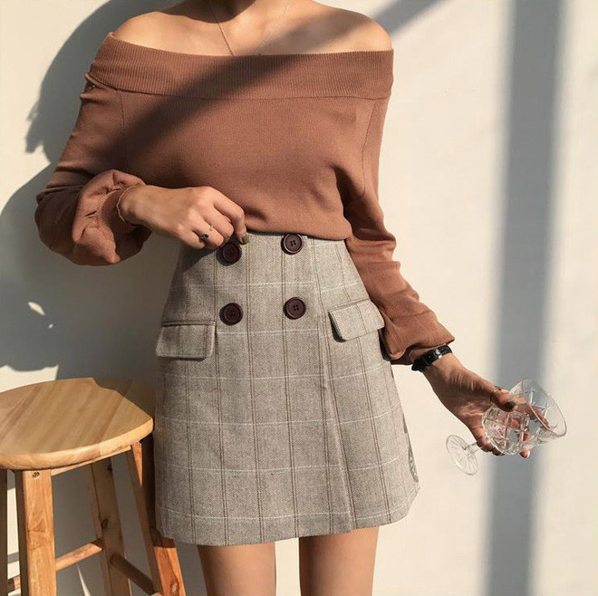 Trời se lạnh nhưng vẫn có nắng, còn gì hợp hơn là diện áo len trễ vai