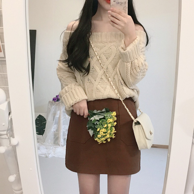 Trời se lạnh nhưng vẫn có nắng, còn gì hợp hơn là diện áo len trễ vai