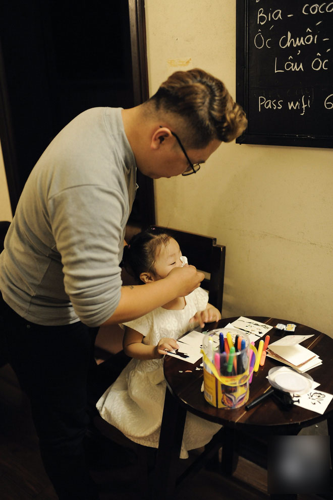 Trở thành bố đơn thân chỉ sau 1 năm kết hôn và đây là cách bố làm thay phần mẹ để yêu thương con