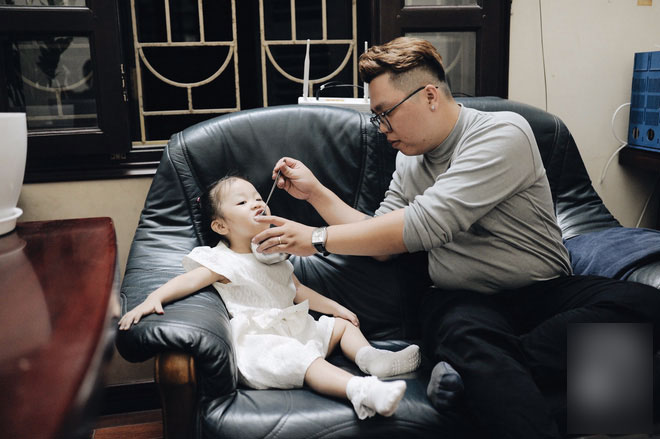 Trở thành bố đơn thân chỉ sau 1 năm kết hôn và đây là cách bố làm thay phần mẹ để yêu thương con