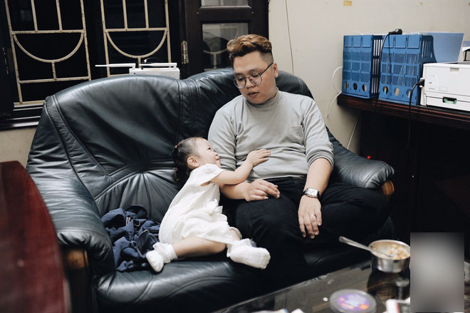 Trở thành bố đơn thân chỉ sau 1 năm kết hôn và đây là cách bố làm thay phần mẹ để yêu thương con