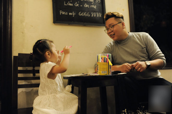 Trở thành bố đơn thân chỉ sau 1 năm kết hôn và đây là cách bố làm thay phần mẹ để yêu thương con