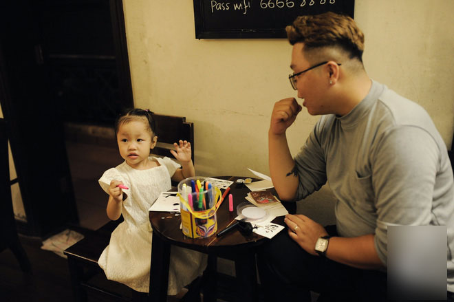 Trở thành bố đơn thân chỉ sau 1 năm kết hôn và đây là cách bố làm thay phần mẹ để yêu thương con