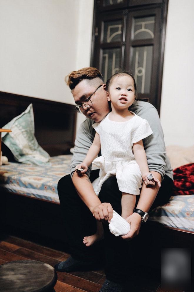 Trở thành bố đơn thân chỉ sau 1 năm kết hôn và đây là cách bố làm thay phần mẹ để yêu thương con