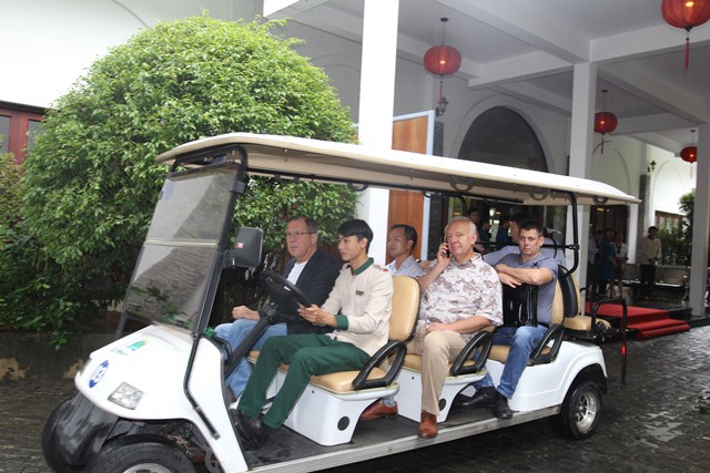 Bộ trưởng Ngoại giao Nga đi tắm khoáng nóng, ăn bánh xèo ở Đà Nẵng