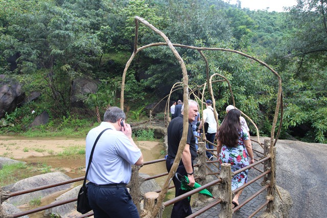 Bộ trưởng Ngoại giao Nga đi tắm khoáng nóng, ăn bánh xèo ở Đà Nẵng