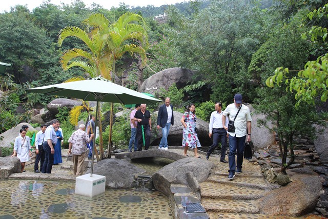 Bộ trưởng Ngoại giao Nga đi tắm khoáng nóng, ăn bánh xèo ở Đà Nẵng