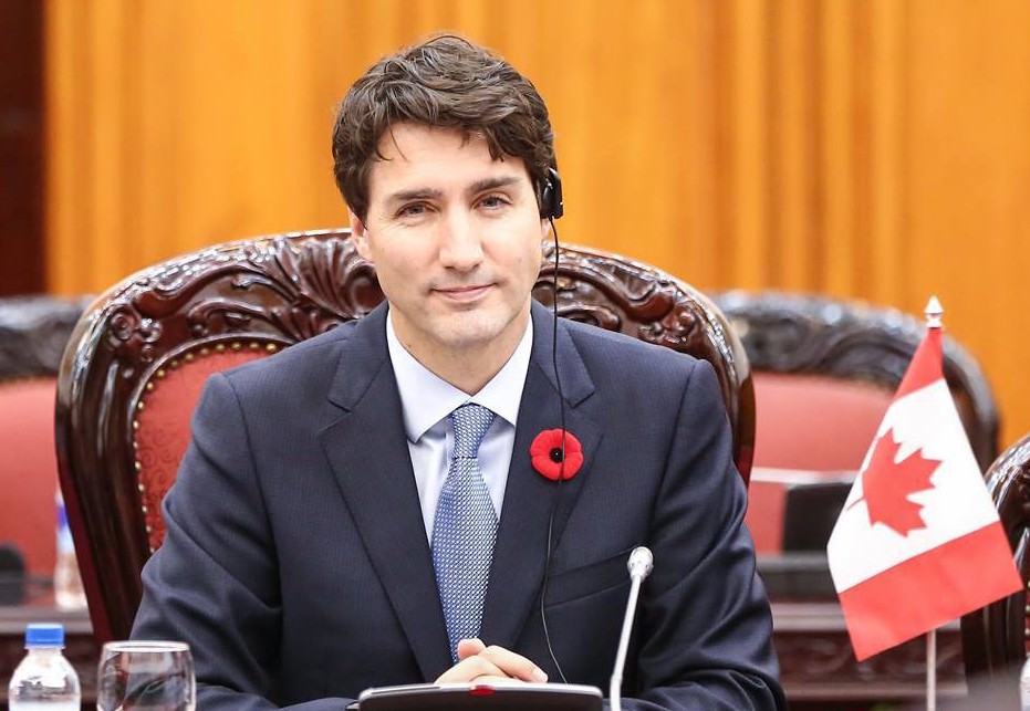 Bạn sẽ shock khi biết bông hoa đỏ cài áo Thủ tướng Justin Trudeau và câu chuyện lịch sử đằng sau