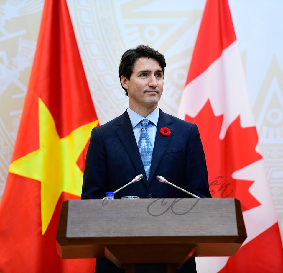Bạn sẽ shock khi biết bông hoa đỏ cài áo Thủ tướng Justin Trudeau và câu chuyện lịch sử đằng sau