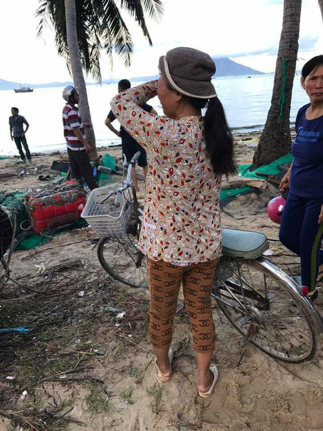 Bức ảnh người đàn bà làng chài đợi con về sau bão và câu chuyện đẫm nước mắt đằng sau