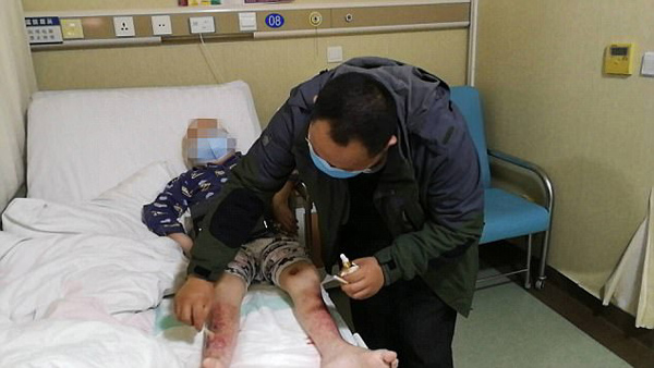 Cha mẹ ngồi ăn cỏ trên đường để gây quỹ chữa ung thư cho con