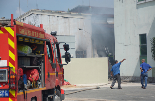 Hàng trăm người chạy khỏi công ty may bốc cháy ở Sài Gòn