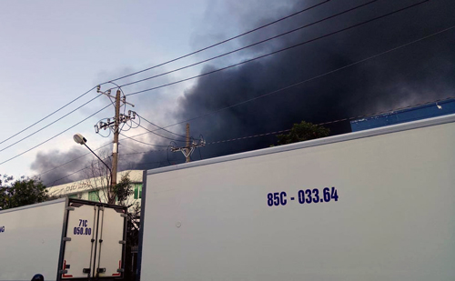 Hàng trăm người chạy khỏi công ty may bốc cháy ở Sài Gòn