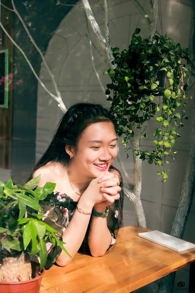 Danh tính cô bạn mặc áo dài duyên dáng được tặng hoa cho Thủ tướng Canada Danh tính cô bạn mặc áo dài duyên dáng được tặng hoa cho Thủ tướng Canada