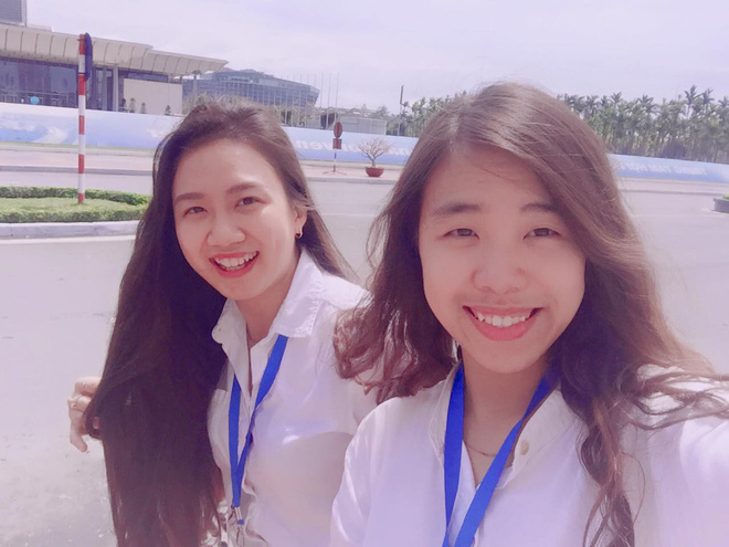 Danh tính cô bạn mặc áo dài duyên dáng được tặng hoa cho Thủ tướng Canada Danh tính cô bạn mặc áo dài duyên dáng được tặng hoa cho Thủ tướng Canada