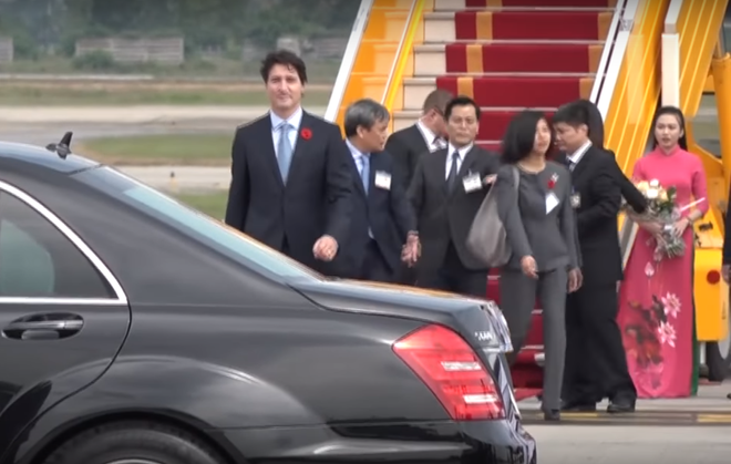 Danh tính cô bạn mặc áo dài duyên dáng được tặng hoa cho Thủ tướng Canada Danh tính cô bạn mặc áo dài duyên dáng được tặng hoa cho Thủ tướng Canada