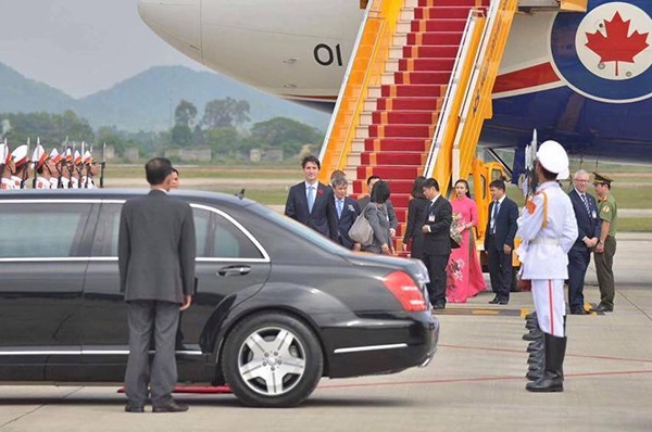 Danh tính cô bạn mặc áo dài duyên dáng được tặng hoa cho Thủ tướng Canada