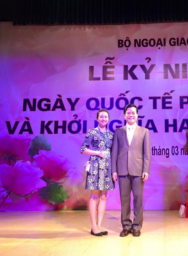 Danh tính cô bạn mặc áo dài duyên dáng được tặng hoa cho Thủ tướng Canada Danh tính cô bạn mặc áo dài duyên dáng được tặng hoa cho Thủ tướng Canada