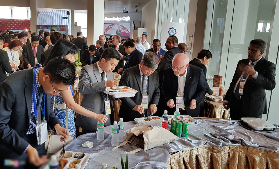 Đại biểu APEC dùng cơm hộp cao cấp trước giờ TT Trump phát biểu