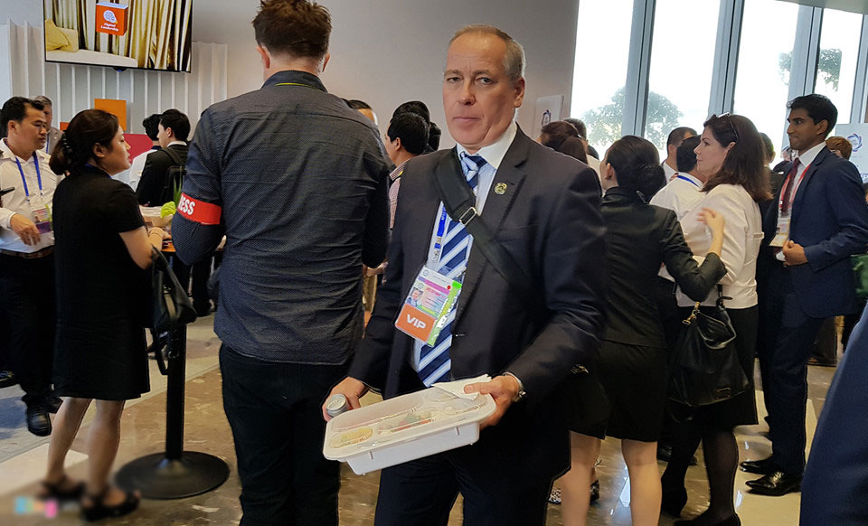 Đại biểu APEC dùng cơm hộp cao cấp trước giờ TT Trump phát biểu